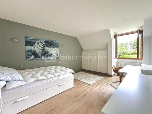 Dans un cadre exceptionnel à proximité de Poissy, cette maison saura séduire une famille en quête de tranquillité et d’espace. La piscine et le grand terrain raviront petits et grands.

L’espace de vie de 70 m², baigné de lumière, s’ouvre sur un extérieur généreux. La cuisine, entièrement équipée et aménagée, est séparée et donne accès direct à une terrasse couverte, idéale pour les repas en plein air.

Au rez-de-chaussée, une suite parentale avec sa salle de bains offre un espace intimiste et pratique.

À l’étage, une seconde suite parentale, spacieuse et lumineuse, dispose de sa propre salle de douches. Deux chambres supplémentaires, partagent une salle de douches, complètent ce niveau.

Le sous-sol total abrite un garage double et des places de stationnements supplémentaires se trouvent sur la propriété.

Maison en parfait état, aucun travaux à prévoir. Possibilité d’être vendue meublée avec des meubles de qualité.