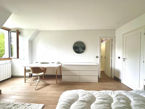 Dans un cadre exceptionnel à proximité de Poissy, cette maison saura séduire une famille en quête de tranquillité et d’espace. La piscine et le grand terrain raviront petits et grands.

L’espace de vie de 70 m², baigné de lumière, s’ouvre sur un extérieur généreux. La cuisine, entièrement équipée et aménagée, est séparée et donne accès direct à une terrasse couverte, idéale pour les repas en plein air.

Au rez-de-chaussée, une suite parentale avec sa salle de bains offre un espace intimiste et pratique.

À l’étage, une seconde suite parentale, spacieuse et lumineuse, dispose de sa propre salle de douches. Deux chambres supplémentaires, partagent une salle de douches, complètent ce niveau.

Le sous-sol total abrite un garage double et des places de stationnements supplémentaires se trouvent sur la propriété.

Maison en parfait état, aucun travaux à prévoir. Possibilité d’être vendue meublée avec des meubles de qualité.