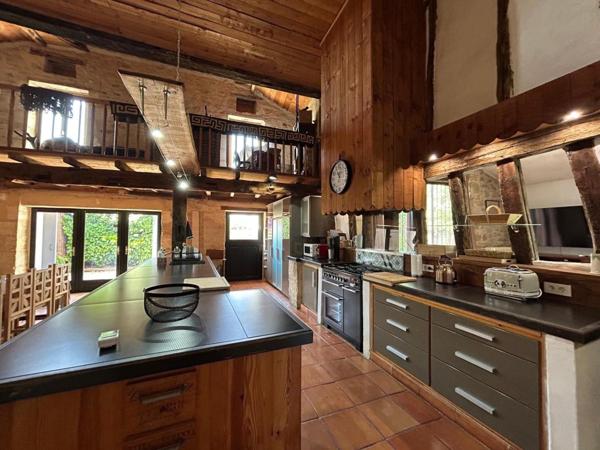 Maison en pierre authentique avec prestations de qualité