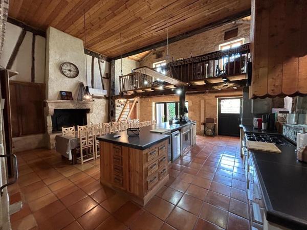 Maison en pierre authentique avec prestations de qualité