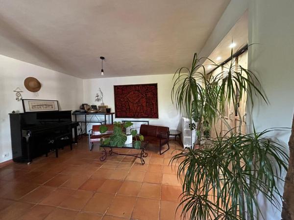 Maison en pierre authentique avec prestations de qualité
