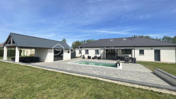 Découvrez cette magnifique maison familiale moderne de 144,55 m² idéalement située sur l’axe Gisors – Gournay en Bray, dans un environnement calme et agréable.
Idéalement placée entre Cergy-Pontoise ( 1 h )  et Dieppe ( 1 h10 ). L'aéroport de Beauvais est à 40 mn !

De Plain pied cette maison offre une entrée sur un vaste séjour double parfait pour accueillir famille et amis. L’espace de vie se prolonge vers une grande cuisine aménagée et entièrement équipée, sublimée par un ilot centrale, idéal pour cuisiner et partager des moments conviviaux.
L’espace nuit se compose : 
-	d’une suite parentale avec dressing et une salle d’eau privative avec douche à l’italienne.
-	de trois chambres et d’une salle de bain avec douche à l’italienne et baignoire.

Les combles aménagés offrent un espace dédié aux loisirs, avec une salle de projection vidéo ( 30 m² ) entièrement équipée (vidéoprojecteur, grand écran, système Hifi BOSE, éclairage LED..)

Le bien est complété par un garage double de 43 m² avec portes automatisées.

A l’extérieur, sur un terrain de 1500 m² vous profiterez d’une vaste terrasse, en partie couverte, parfaite pour les repas en plein air. Une piscine sécurisée de 7 m x 3,5 m vient parfaire cet espace, accompagnée d’un pool house avec une terrasse couverte pour des instants de convivialité.

A l’avant de la maison, un espace vert soigné ainsi qu’un parking permettant de stationner plusieurs véhicules complètent les prestations.
Pensée pour le confort quotidien, cette maison moderne séduit par ses volumes généreux, sa fonctionnalité et ses prestations de qualité.
Un bien rare sur le secteur, à découvrir sans tarder !

DPE : CLASSE A, réalisé le 13 Mai 2026

Équipements de la maison : Huisseries Aluminium et double vitrage, chauffage au sol par pompe à chaleur, adoucisseur d’eau et osmoseur, ballon d’eau thermodynamique, cuve de récupération des eaux de pluie alimentant les WC, micro station pour l’assainissement individuel.