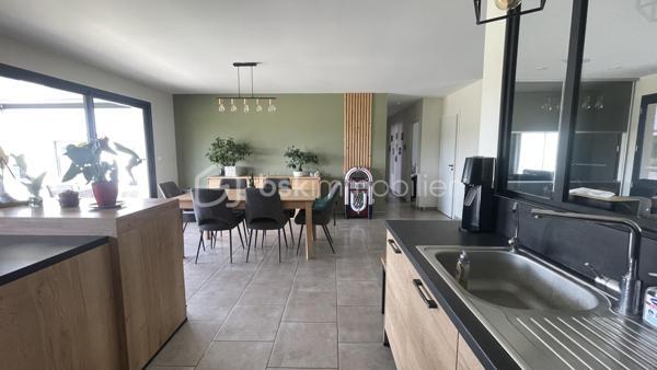 Découvrez cette magnifique maison familiale moderne de 144,55 m² idéalement située sur l’axe Gisors – Gournay en Bray, dans un environnement calme et agréable.
Idéalement placée entre Cergy-Pontoise ( 1 h )  et Dieppe ( 1 h10 ). L'aéroport de Beauvais est à 40 mn !

De Plain pied cette maison offre une entrée sur un vaste séjour double parfait pour accueillir famille et amis. L’espace de vie se prolonge vers une grande cuisine aménagée et entièrement équipée, sublimée par un ilot centrale, idéal pour cuisiner et partager des moments conviviaux.
L’espace nuit se compose : 
-	d’une suite parentale avec dressing et une salle d’eau privative avec douche à l’italienne.
-	de trois chambres et d’une salle de bain avec douche à l’italienne et baignoire.

Les combles aménagés offrent un espace dédié aux loisirs, avec une salle de projection vidéo ( 30 m² ) entièrement équipée (vidéoprojecteur, grand écran, système Hifi BOSE, éclairage LED..)

Le bien est complété par un garage double de 43 m² avec portes automatisées.

A l’extérieur, sur un terrain de 1500 m² vous profiterez d’une vaste terrasse, en partie couverte, parfaite pour les repas en plein air. Une piscine sécurisée de 7 m x 3,5 m vient parfaire cet espace, accompagnée d’un pool house avec une terrasse couverte pour des instants de convivialité.

A l’avant de la maison, un espace vert soigné ainsi qu’un parking permettant de stationner plusieurs véhicules complètent les prestations.
Pensée pour le confort quotidien, cette maison moderne séduit par ses volumes généreux, sa fonctionnalité et ses prestations de qualité.
Un bien rare sur le secteur, à découvrir sans tarder !

DPE : CLASSE A, réalisé le 13 Mai 2026

Équipements de la maison : Huisseries Aluminium et double vitrage, chauffage au sol par pompe à chaleur, adoucisseur d’eau et osmoseur, ballon d’eau thermodynamique, cuve de récupération des eaux de pluie alimentant les WC, micro station pour l’assainissement individuel.