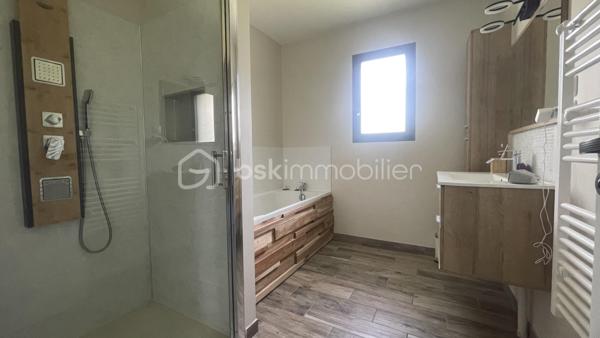 Découvrez cette magnifique maison familiale moderne de 144,55 m² idéalement située sur l’axe Gisors – Gournay en Bray, dans un environnement calme et agréable.
Idéalement placée entre Cergy-Pontoise ( 1 h )  et Dieppe ( 1 h10 ). L'aéroport de Beauvais est à 40 mn !

De Plain pied cette maison offre une entrée sur un vaste séjour double parfait pour accueillir famille et amis. L’espace de vie se prolonge vers une grande cuisine aménagée et entièrement équipée, sublimée par un ilot centrale, idéal pour cuisiner et partager des moments conviviaux.
L’espace nuit se compose : 
-	d’une suite parentale avec dressing et une salle d’eau privative avec douche à l’italienne.
-	de trois chambres et d’une salle de bain avec douche à l’italienne et baignoire.

Les combles aménagés offrent un espace dédié aux loisirs, avec une salle de projection vidéo ( 30 m² ) entièrement équipée (vidéoprojecteur, grand écran, système Hifi BOSE, éclairage LED..)

Le bien est complété par un garage double de 43 m² avec portes automatisées.

A l’extérieur, sur un terrain de 1500 m² vous profiterez d’une vaste terrasse, en partie couverte, parfaite pour les repas en plein air. Une piscine sécurisée de 7 m x 3,5 m vient parfaire cet espace, accompagnée d’un pool house avec une terrasse couverte pour des instants de convivialité.

A l’avant de la maison, un espace vert soigné ainsi qu’un parking permettant de stationner plusieurs véhicules complètent les prestations.
Pensée pour le confort quotidien, cette maison moderne séduit par ses volumes généreux, sa fonctionnalité et ses prestations de qualité.
Un bien rare sur le secteur, à découvrir sans tarder !

DPE : CLASSE A, réalisé le 13 Mai 2026

Équipements de la maison : Huisseries Aluminium et double vitrage, chauffage au sol par pompe à chaleur, adoucisseur d’eau et osmoseur, ballon d’eau thermodynamique, cuve de récupération des eaux de pluie alimentant les WC, micro station pour l’assainissement individuel.