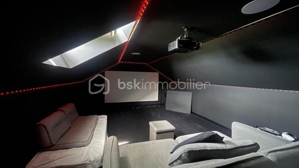 Découvrez cette magnifique maison familiale moderne de 144,55 m² idéalement située sur l’axe Gisors – Gournay en Bray, dans un environnement calme et agréable.
Idéalement placée entre Cergy-Pontoise ( 1 h )  et Dieppe ( 1 h10 ). L'aéroport de Beauvais est à 40 mn !

De Plain pied cette maison offre une entrée sur un vaste séjour double parfait pour accueillir famille et amis. L’espace de vie se prolonge vers une grande cuisine aménagée et entièrement équipée, sublimée par un ilot centrale, idéal pour cuisiner et partager des moments conviviaux.
L’espace nuit se compose : 
-	d’une suite parentale avec dressing et une salle d’eau privative avec douche à l’italienne.
-	de trois chambres et d’une salle de bain avec douche à l’italienne et baignoire.

Les combles aménagés offrent un espace dédié aux loisirs, avec une salle de projection vidéo ( 30 m² ) entièrement équipée (vidéoprojecteur, grand écran, système Hifi BOSE, éclairage LED..)

Le bien est complété par un garage double de 43 m² avec portes automatisées.

A l’extérieur, sur un terrain de 1500 m² vous profiterez d’une vaste terrasse, en partie couverte, parfaite pour les repas en plein air. Une piscine sécurisée de 7 m x 3,5 m vient parfaire cet espace, accompagnée d’un pool house avec une terrasse couverte pour des instants de convivialité.

A l’avant de la maison, un espace vert soigné ainsi qu’un parking permettant de stationner plusieurs véhicules complètent les prestations.
Pensée pour le confort quotidien, cette maison moderne séduit par ses volumes généreux, sa fonctionnalité et ses prestations de qualité.
Un bien rare sur le secteur, à découvrir sans tarder !

DPE : CLASSE A, réalisé le 13 Mai 2026

Équipements de la maison : Huisseries Aluminium et double vitrage, chauffage au sol par pompe à chaleur, adoucisseur d’eau et osmoseur, ballon d’eau thermodynamique, cuve de récupération des eaux de pluie alimentant les WC, micro station pour l’assainissement individuel.