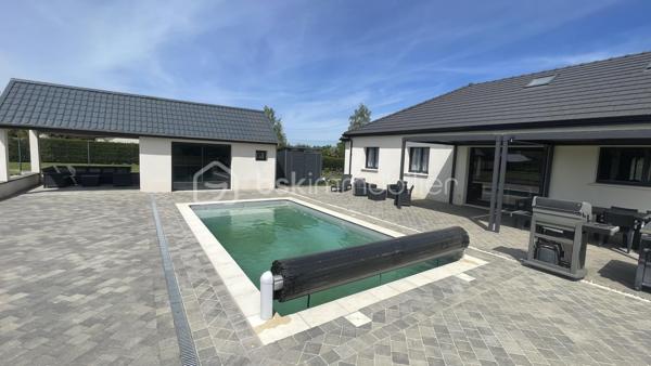 Découvrez cette magnifique maison familiale moderne de 144,55 m² idéalement située sur l’axe Gisors – Gournay en Bray, dans un environnement calme et agréable.
Idéalement placée entre Cergy-Pontoise ( 1 h )  et Dieppe ( 1 h10 ). L'aéroport de Beauvais est à 40 mn !

De Plain pied cette maison offre une entrée sur un vaste séjour double parfait pour accueillir famille et amis. L’espace de vie se prolonge vers une grande cuisine aménagée et entièrement équipée, sublimée par un ilot centrale, idéal pour cuisiner et partager des moments conviviaux.
L’espace nuit se compose : 
-	d’une suite parentale avec dressing et une salle d’eau privative avec douche à l’italienne.
-	de trois chambres et d’une salle de bain avec douche à l’italienne et baignoire.

Les combles aménagés offrent un espace dédié aux loisirs, avec une salle de projection vidéo ( 30 m² ) entièrement équipée (vidéoprojecteur, grand écran, système Hifi BOSE, éclairage LED..)

Le bien est complété par un garage double de 43 m² avec portes automatisées.

A l’extérieur, sur un terrain de 1500 m² vous profiterez d’une vaste terrasse, en partie couverte, parfaite pour les repas en plein air. Une piscine sécurisée de 7 m x 3,5 m vient parfaire cet espace, accompagnée d’un pool house avec une terrasse couverte pour des instants de convivialité.

A l’avant de la maison, un espace vert soigné ainsi qu’un parking permettant de stationner plusieurs véhicules complètent les prestations.
Pensée pour le confort quotidien, cette maison moderne séduit par ses volumes généreux, sa fonctionnalité et ses prestations de qualité.
Un bien rare sur le secteur, à découvrir sans tarder !

DPE : CLASSE A, réalisé le 13 Mai 2026

Équipements de la maison : Huisseries Aluminium et double vitrage, chauffage au sol par pompe à chaleur, adoucisseur d’eau et osmoseur, ballon d’eau thermodynamique, cuve de récupération des eaux de pluie alimentant les WC, micro station pour l’assainissement individuel.