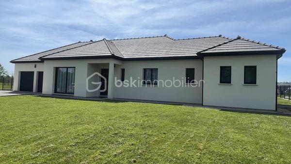 Découvrez cette magnifique maison familiale moderne de 144,55 m² idéalement située sur l’axe Gisors – Gournay en Bray, dans un environnement calme et agréable.
Idéalement placée entre Cergy-Pontoise ( 1 h )  et Dieppe ( 1 h10 ). L'aéroport de Beauvais est à 40 mn !

De Plain pied cette maison offre une entrée sur un vaste séjour double parfait pour accueillir famille et amis. L’espace de vie se prolonge vers une grande cuisine aménagée et entièrement équipée, sublimée par un ilot centrale, idéal pour cuisiner et partager des moments conviviaux.
L’espace nuit se compose : 
-	d’une suite parentale avec dressing et une salle d’eau privative avec douche à l’italienne.
-	de trois chambres et d’une salle de bain avec douche à l’italienne et baignoire.

Les combles aménagés offrent un espace dédié aux loisirs, avec une salle de projection vidéo ( 30 m² ) entièrement équipée (vidéoprojecteur, grand écran, système Hifi BOSE, éclairage LED..)

Le bien est complété par un garage double de 43 m² avec portes automatisées.

A l’extérieur, sur un terrain de 1500 m² vous profiterez d’une vaste terrasse, en partie couverte, parfaite pour les repas en plein air. Une piscine sécurisée de 7 m x 3,5 m vient parfaire cet espace, accompagnée d’un pool house avec une terrasse couverte pour des instants de convivialité.

A l’avant de la maison, un espace vert soigné ainsi qu’un parking permettant de stationner plusieurs véhicules complètent les prestations.
Pensée pour le confort quotidien, cette maison moderne séduit par ses volumes généreux, sa fonctionnalité et ses prestations de qualité.
Un bien rare sur le secteur, à découvrir sans tarder !

DPE : CLASSE A, réalisé le 13 Mai 2026

Équipements de la maison : Huisseries Aluminium et double vitrage, chauffage au sol par pompe à chaleur, adoucisseur d’eau et osmoseur, ballon d’eau thermodynamique, cuve de récupération des eaux de pluie alimentant les WC, micro station pour l’assainissement individuel.