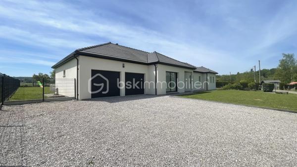 Découvrez cette magnifique maison familiale moderne de 144,55 m² idéalement située sur l’axe Gisors – Gournay en Bray, dans un environnement calme et agréable.
Idéalement placée entre Cergy-Pontoise ( 1 h )  et Dieppe ( 1 h10 ). L'aéroport de Beauvais est à 40 mn !

De Plain pied cette maison offre une entrée sur un vaste séjour double parfait pour accueillir famille et amis. L’espace de vie se prolonge vers une grande cuisine aménagée et entièrement équipée, sublimée par un ilot centrale, idéal pour cuisiner et partager des moments conviviaux.
L’espace nuit se compose : 
-	d’une suite parentale avec dressing et une salle d’eau privative avec douche à l’italienne.
-	de trois chambres et d’une salle de bain avec douche à l’italienne et baignoire.

Les combles aménagés offrent un espace dédié aux loisirs, avec une salle de projection vidéo ( 30 m² ) entièrement équipée (vidéoprojecteur, grand écran, système Hifi BOSE, éclairage LED..)

Le bien est complété par un garage double de 43 m² avec portes automatisées.

A l’extérieur, sur un terrain de 1500 m² vous profiterez d’une vaste terrasse, en partie couverte, parfaite pour les repas en plein air. Une piscine sécurisée de 7 m x 3,5 m vient parfaire cet espace, accompagnée d’un pool house avec une terrasse couverte pour des instants de convivialité.

A l’avant de la maison, un espace vert soigné ainsi qu’un parking permettant de stationner plusieurs véhicules complètent les prestations.
Pensée pour le confort quotidien, cette maison moderne séduit par ses volumes généreux, sa fonctionnalité et ses prestations de qualité.
Un bien rare sur le secteur, à découvrir sans tarder !

DPE : CLASSE A, réalisé le 13 Mai 2026

Équipements de la maison : Huisseries Aluminium et double vitrage, chauffage au sol par pompe à chaleur, adoucisseur d’eau et osmoseur, ballon d’eau thermodynamique, cuve de récupération des eaux de pluie alimentant les WC, micro station pour l’assainissement individuel.
