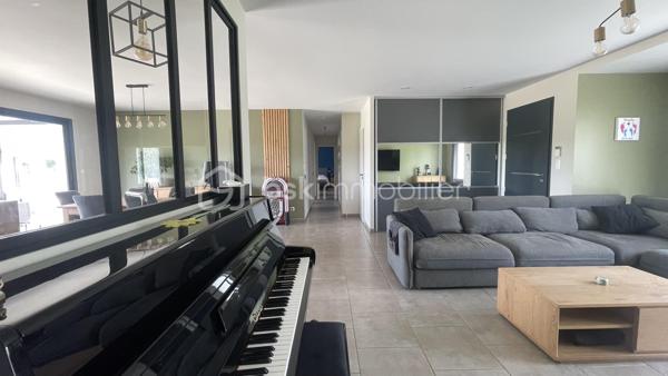 Découvrez cette magnifique maison familiale moderne de 144,55 m² idéalement située sur l’axe Gisors – Gournay en Bray, dans un environnement calme et agréable.
Idéalement placée entre Cergy-Pontoise ( 1 h )  et Dieppe ( 1 h10 ). L'aéroport de Beauvais est à 40 mn !

De Plain pied cette maison offre une entrée sur un vaste séjour double parfait pour accueillir famille et amis. L’espace de vie se prolonge vers une grande cuisine aménagée et entièrement équipée, sublimée par un ilot centrale, idéal pour cuisiner et partager des moments conviviaux.
L’espace nuit se compose : 
-	d’une suite parentale avec dressing et une salle d’eau privative avec douche à l’italienne.
-	de trois chambres et d’une salle de bain avec douche à l’italienne et baignoire.

Les combles aménagés offrent un espace dédié aux loisirs, avec une salle de projection vidéo ( 30 m² ) entièrement équipée (vidéoprojecteur, grand écran, système Hifi BOSE, éclairage LED..)

Le bien est complété par un garage double de 43 m² avec portes automatisées.

A l’extérieur, sur un terrain de 1500 m² vous profiterez d’une vaste terrasse, en partie couverte, parfaite pour les repas en plein air. Une piscine sécurisée de 7 m x 3,5 m vient parfaire cet espace, accompagnée d’un pool house avec une terrasse couverte pour des instants de convivialité.

A l’avant de la maison, un espace vert soigné ainsi qu’un parking permettant de stationner plusieurs véhicules complètent les prestations.
Pensée pour le confort quotidien, cette maison moderne séduit par ses volumes généreux, sa fonctionnalité et ses prestations de qualité.
Un bien rare sur le secteur, à découvrir sans tarder !

DPE : CLASSE A, réalisé le 13 Mai 2026

Équipements de la maison : Huisseries Aluminium et double vitrage, chauffage au sol par pompe à chaleur, adoucisseur d’eau et osmoseur, ballon d’eau thermodynamique, cuve de récupération des eaux de pluie alimentant les WC, micro station pour l’assainissement individuel.