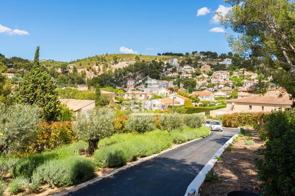 Maison Plan De Cuques 317 m², Prestations haut de gamme , piscine, grand terrain,