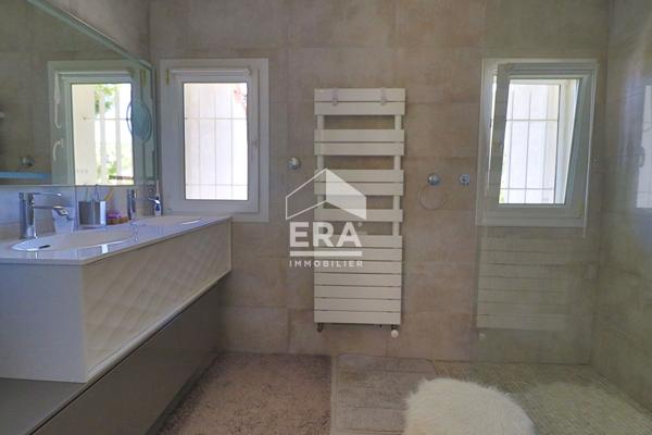 Maison Plan De Cuques 317 m², Prestations haut de gamme , piscine, grand terrain,