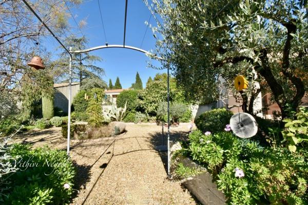 Maison de plain-pied à vendre MOURIES (13)