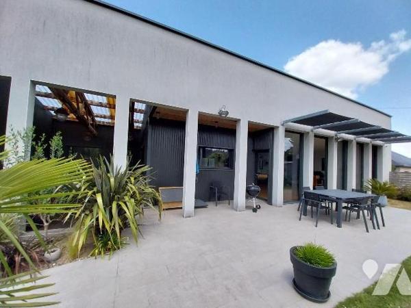 VITRE. A 2 pas de la gare et du centre ville, ancienne école entièrement rénovée par architecte...