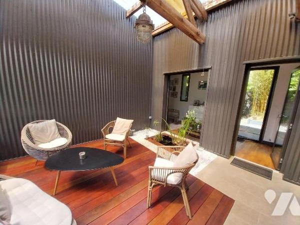 VITRE. A 2 pas de la gare et du centre ville, ancienne école entièrement rénovée par architecte...