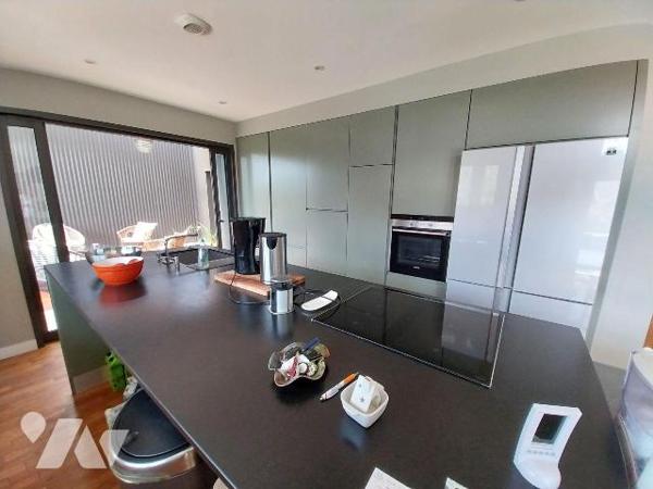 VITRE. A 2 pas de la gare et du centre ville, ancienne école entièrement rénovée par architecte...