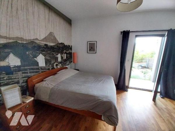 VITRE. A 2 pas de la gare et du centre ville, ancienne école entièrement rénovée par architecte...