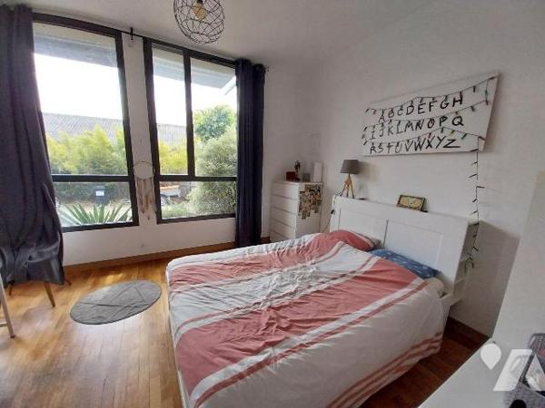 VITRE. A 2 pas de la gare et du centre ville, ancienne école entièrement rénovée par architecte...