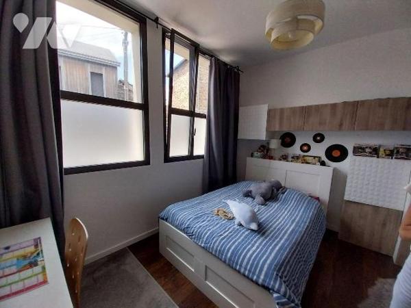 VITRE. A 2 pas de la gare et du centre ville, ancienne école entièrement rénovée par architecte...