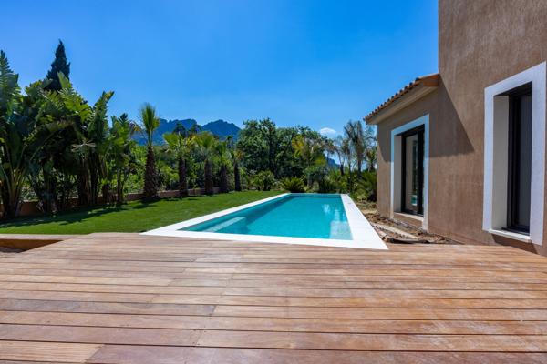 Maison 5 pièces de 178 m² à Roquebrune-sur-Argens avec piscine