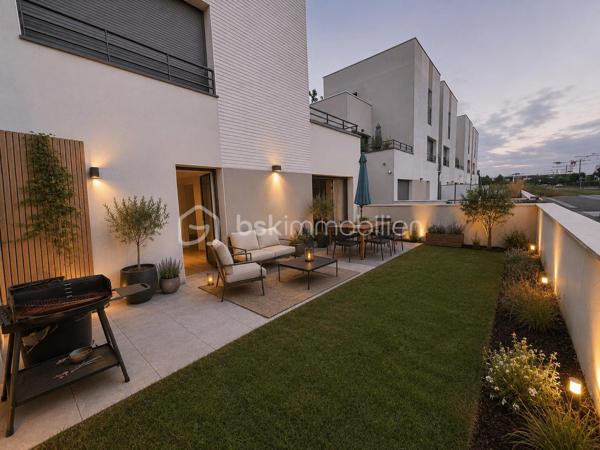 Découvrez ce beau T2 de 42,8 m², situé en rez-de-jardin avec entrée indépendante, au sein d'une petite copropriété de seulement 4 lots.

Dès l'entrée, laissez-vous séduire par une agréable pièce de vie de plus de 25 m², baignée de lumière grâce à son exposition plein Sud. Sa cuisine aménagée et équipée s'ouvre sur une belle terrasse de 22 m², prolongée par un jardinet privatif d'environ 25 m², à aménager selon vos envies.

L'appartement dispose également d'une chambre confortable avec sa salle d'eau attenante, ainsi que de WC séparés.

Pour votre confort, une place de parking en sous-sol est incluse avec le bien. La résidence, construite en 2021, est sécurisée par badge d'accès et vidéosurveillance, et bénéficie encore de la garantie décennale du promoteur.

Idéalement situé au pied du tramway Montconseil, ce bien offre un cadre de vie pratique et agréable, avec un accès rapide aux commerces, services et au centre-ville.

Les charges de copropriété comprennent notamment l'eau froide, l'entretien annuel de la chaudière ainsi que l'entretien des parties communes.

Côté confort, le logement est équipé d'une chaudière gaz à condensation, assurant la production du chauffage et de l'eau chaude.