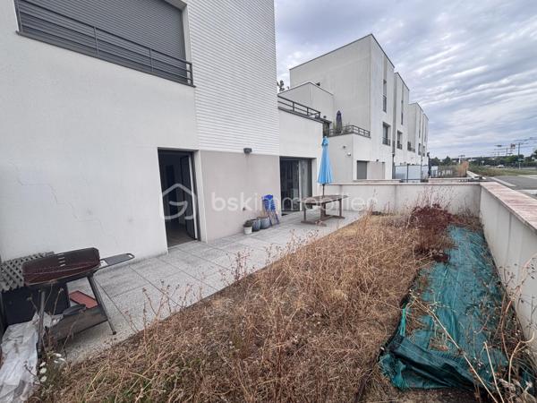 Découvrez ce beau T2 de 42,8 m², situé en rez-de-jardin avec entrée indépendante, au sein d'une petite copropriété de seulement 4 lots.

Dès l'entrée, laissez-vous séduire par une agréable pièce de vie de plus de 25 m², baignée de lumière grâce à son exposition plein Sud. Sa cuisine aménagée et équipée s'ouvre sur une belle terrasse de 22 m², prolongée par un jardinet privatif d'environ 25 m², à aménager selon vos envies.

L'appartement dispose également d'une chambre confortable avec sa salle d'eau attenante, ainsi que de WC séparés.

Pour votre confort, une place de parking en sous-sol est incluse avec le bien. La résidence, construite en 2021, est sécurisée par badge d'accès et vidéosurveillance, et bénéficie encore de la garantie décennale du promoteur.

Idéalement situé au pied du tramway Montconseil, ce bien offre un cadre de vie pratique et agréable, avec un accès rapide aux commerces, services et au centre-ville.

Les charges de copropriété comprennent notamment l'eau froide, l'entretien annuel de la chaudière ainsi que l'entretien des parties communes.

Côté confort, le logement est équipé d'une chaudière gaz à condensation, assurant la production du chauffage et de l'eau chaude.