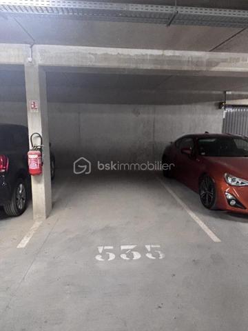Découvrez ce beau T2 de 42,8 m², situé en rez-de-jardin avec entrée indépendante, au sein d'une petite copropriété de seulement 4 lots.

Dès l'entrée, laissez-vous séduire par une agréable pièce de vie de plus de 25 m², baignée de lumière grâce à son exposition plein Sud. Sa cuisine aménagée et équipée s'ouvre sur une belle terrasse de 22 m², prolongée par un jardinet privatif d'environ 25 m², à aménager selon vos envies.

L'appartement dispose également d'une chambre confortable avec sa salle d'eau attenante, ainsi que de WC séparés.

Pour votre confort, une place de parking en sous-sol est incluse avec le bien. La résidence, construite en 2021, est sécurisée par badge d'accès et vidéosurveillance, et bénéficie encore de la garantie décennale du promoteur.

Idéalement situé au pied du tramway Montconseil, ce bien offre un cadre de vie pratique et agréable, avec un accès rapide aux commerces, services et au centre-ville.

Les charges de copropriété comprennent notamment l'eau froide, l'entretien annuel de la chaudière ainsi que l'entretien des parties communes.

Côté confort, le logement est équipé d'une chaudière gaz à condensation, assurant la production du chauffage et de l'eau chaude.
