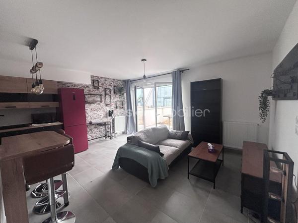 Découvrez ce beau T2 de 42,8 m², situé en rez-de-jardin avec entrée indépendante, au sein d'une petite copropriété de seulement 4 lots.

Dès l'entrée, laissez-vous séduire par une agréable pièce de vie de plus de 25 m², baignée de lumière grâce à son exposition plein Sud. Sa cuisine aménagée et équipée s'ouvre sur une belle terrasse de 22 m², prolongée par un jardinet privatif d'environ 25 m², à aménager selon vos envies.

L'appartement dispose également d'une chambre confortable avec sa salle d'eau attenante, ainsi que de WC séparés.

Pour votre confort, une place de parking en sous-sol est incluse avec le bien. La résidence, construite en 2021, est sécurisée par badge d'accès et vidéosurveillance, et bénéficie encore de la garantie décennale du promoteur.

Idéalement situé au pied du tramway Montconseil, ce bien offre un cadre de vie pratique et agréable, avec un accès rapide aux commerces, services et au centre-ville.

Les charges de copropriété comprennent notamment l'eau froide, l'entretien annuel de la chaudière ainsi que l'entretien des parties communes.

Côté confort, le logement est équipé d'une chaudière gaz à condensation, assurant la production du chauffage et de l'eau chaude.