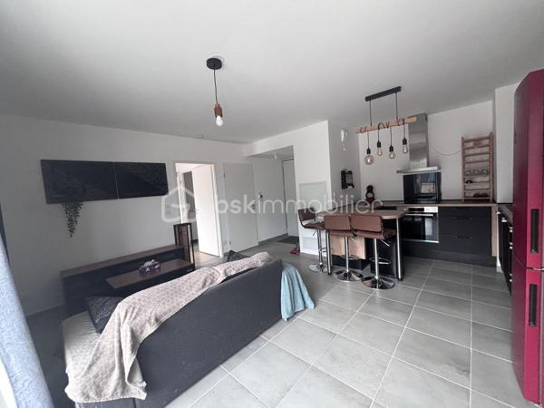 Découvrez ce beau T2 de 42,8 m², situé en rez-de-jardin avec entrée indépendante, au sein d'une petite copropriété de seulement 4 lots.

Dès l'entrée, laissez-vous séduire par une agréable pièce de vie de plus de 25 m², baignée de lumière grâce à son exposition plein Sud. Sa cuisine aménagée et équipée s'ouvre sur une belle terrasse de 22 m², prolongée par un jardinet privatif d'environ 25 m², à aménager selon vos envies.

L'appartement dispose également d'une chambre confortable avec sa salle d'eau attenante, ainsi que de WC séparés.

Pour votre confort, une place de parking en sous-sol est incluse avec le bien. La résidence, construite en 2021, est sécurisée par badge d'accès et vidéosurveillance, et bénéficie encore de la garantie décennale du promoteur.

Idéalement situé au pied du tramway Montconseil, ce bien offre un cadre de vie pratique et agréable, avec un accès rapide aux commerces, services et au centre-ville.

Les charges de copropriété comprennent notamment l'eau froide, l'entretien annuel de la chaudière ainsi que l'entretien des parties communes.

Côté confort, le logement est équipé d'une chaudière gaz à condensation, assurant la production du chauffage et de l'eau chaude.