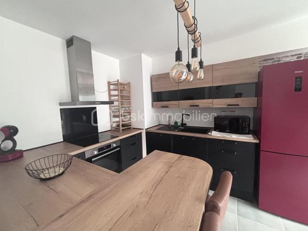 Découvrez ce beau T2 de 42,8 m², situé en rez-de-jardin avec entrée indépendante, au sein d'une petite copropriété de seulement 4 lots.

Dès l'entrée, laissez-vous séduire par une agréable pièce de vie de plus de 25 m², baignée de lumière grâce à son exposition plein Sud. Sa cuisine aménagée et équipée s'ouvre sur une belle terrasse de 22 m², prolongée par un jardinet privatif d'environ 25 m², à aménager selon vos envies.

L'appartement dispose également d'une chambre confortable avec sa salle d'eau attenante, ainsi que de WC séparés.

Pour votre confort, une place de parking en sous-sol est incluse avec le bien. La résidence, construite en 2021, est sécurisée par badge d'accès et vidéosurveillance, et bénéficie encore de la garantie décennale du promoteur.

Idéalement situé au pied du tramway Montconseil, ce bien offre un cadre de vie pratique et agréable, avec un accès rapide aux commerces, services et au centre-ville.

Les charges de copropriété comprennent notamment l'eau froide, l'entretien annuel de la chaudière ainsi que l'entretien des parties communes.

Côté confort, le logement est équipé d'une chaudière gaz à condensation, assurant la production du chauffage et de l'eau chaude.