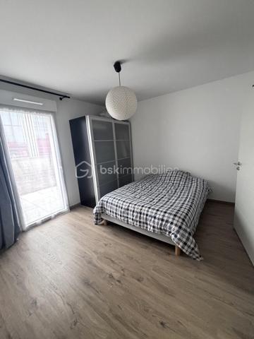 Découvrez ce beau T2 de 42,8 m², situé en rez-de-jardin avec entrée indépendante, au sein d'une petite copropriété de seulement 4 lots.

Dès l'entrée, laissez-vous séduire par une agréable pièce de vie de plus de 25 m², baignée de lumière grâce à son exposition plein Sud. Sa cuisine aménagée et équipée s'ouvre sur une belle terrasse de 22 m², prolongée par un jardinet privatif d'environ 25 m², à aménager selon vos envies.

L'appartement dispose également d'une chambre confortable avec sa salle d'eau attenante, ainsi que de WC séparés.

Pour votre confort, une place de parking en sous-sol est incluse avec le bien. La résidence, construite en 2021, est sécurisée par badge d'accès et vidéosurveillance, et bénéficie encore de la garantie décennale du promoteur.

Idéalement situé au pied du tramway Montconseil, ce bien offre un cadre de vie pratique et agréable, avec un accès rapide aux commerces, services et au centre-ville.

Les charges de copropriété comprennent notamment l'eau froide, l'entretien annuel de la chaudière ainsi que l'entretien des parties communes.

Côté confort, le logement est équipé d'une chaudière gaz à condensation, assurant la production du chauffage et de l'eau chaude.