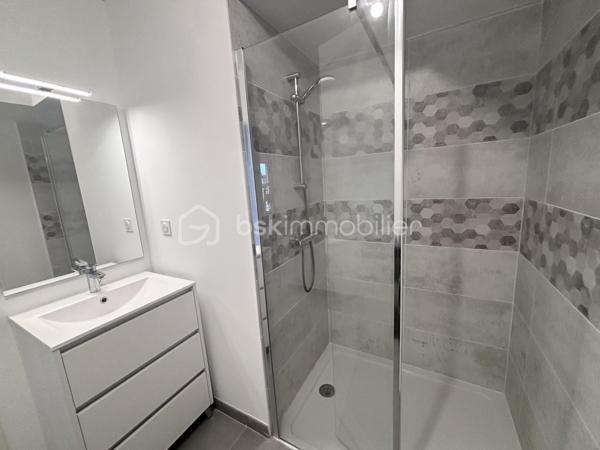 Découvrez ce beau T2 de 42,8 m², situé en rez-de-jardin avec entrée indépendante, au sein d'une petite copropriété de seulement 4 lots.

Dès l'entrée, laissez-vous séduire par une agréable pièce de vie de plus de 25 m², baignée de lumière grâce à son exposition plein Sud. Sa cuisine aménagée et équipée s'ouvre sur une belle terrasse de 22 m², prolongée par un jardinet privatif d'environ 25 m², à aménager selon vos envies.

L'appartement dispose également d'une chambre confortable avec sa salle d'eau attenante, ainsi que de WC séparés.

Pour votre confort, une place de parking en sous-sol est incluse avec le bien. La résidence, construite en 2021, est sécurisée par badge d'accès et vidéosurveillance, et bénéficie encore de la garantie décennale du promoteur.

Idéalement situé au pied du tramway Montconseil, ce bien offre un cadre de vie pratique et agréable, avec un accès rapide aux commerces, services et au centre-ville.

Les charges de copropriété comprennent notamment l'eau froide, l'entretien annuel de la chaudière ainsi que l'entretien des parties communes.

Côté confort, le logement est équipé d'une chaudière gaz à condensation, assurant la production du chauffage et de l'eau chaude.