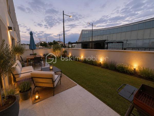 Découvrez ce beau T2 de 42,8 m², situé en rez-de-jardin avec entrée indépendante, au sein d'une petite copropriété de seulement 4 lots.

Dès l'entrée, laissez-vous séduire par une agréable pièce de vie de plus de 25 m², baignée de lumière grâce à son exposition plein Sud. Sa cuisine aménagée et équipée s'ouvre sur une belle terrasse de 22 m², prolongée par un jardinet privatif d'environ 25 m², à aménager selon vos envies.

L'appartement dispose également d'une chambre confortable avec sa salle d'eau attenante, ainsi que de WC séparés.

Pour votre confort, une place de parking en sous-sol est incluse avec le bien. La résidence, construite en 2021, est sécurisée par badge d'accès et vidéosurveillance, et bénéficie encore de la garantie décennale du promoteur.

Idéalement situé au pied du tramway Montconseil, ce bien offre un cadre de vie pratique et agréable, avec un accès rapide aux commerces, services et au centre-ville.

Les charges de copropriété comprennent notamment l'eau froide, l'entretien annuel de la chaudière ainsi que l'entretien des parties communes.

Côté confort, le logement est équipé d'une chaudière gaz à condensation, assurant la production du chauffage et de l'eau chaude.