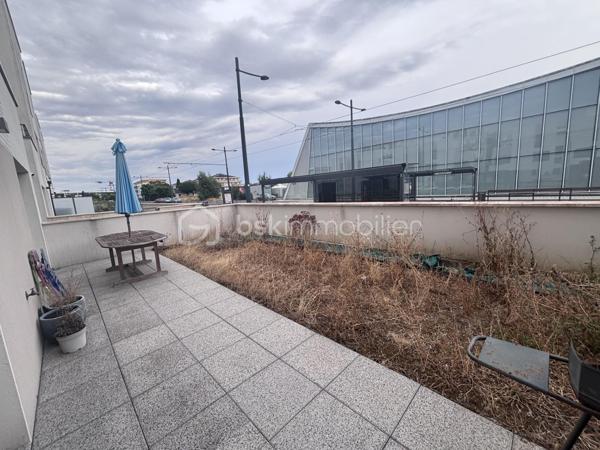 Découvrez ce beau T2 de 42,8 m², situé en rez-de-jardin avec entrée indépendante, au sein d'une petite copropriété de seulement 4 lots.

Dès l'entrée, laissez-vous séduire par une agréable pièce de vie de plus de 25 m², baignée de lumière grâce à son exposition plein Sud. Sa cuisine aménagée et équipée s'ouvre sur une belle terrasse de 22 m², prolongée par un jardinet privatif d'environ 25 m², à aménager selon vos envies.

L'appartement dispose également d'une chambre confortable avec sa salle d'eau attenante, ainsi que de WC séparés.

Pour votre confort, une place de parking en sous-sol est incluse avec le bien. La résidence, construite en 2021, est sécurisée par badge d'accès et vidéosurveillance, et bénéficie encore de la garantie décennale du promoteur.

Idéalement situé au pied du tramway Montconseil, ce bien offre un cadre de vie pratique et agréable, avec un accès rapide aux commerces, services et au centre-ville.

Les charges de copropriété comprennent notamment l'eau froide, l'entretien annuel de la chaudière ainsi que l'entretien des parties communes.

Côté confort, le logement est équipé d'une chaudière gaz à condensation, assurant la production du chauffage et de l'eau chaude.