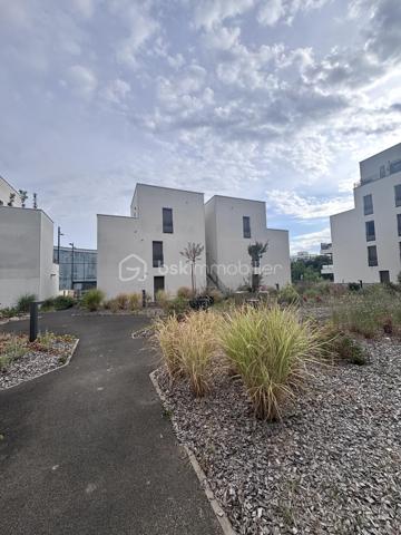 Découvrez ce beau T2 de 42,8 m², situé en rez-de-jardin avec entrée indépendante, au sein d'une petite copropriété de seulement 4 lots.

Dès l'entrée, laissez-vous séduire par une agréable pièce de vie de plus de 25 m², baignée de lumière grâce à son exposition plein Sud. Sa cuisine aménagée et équipée s'ouvre sur une belle terrasse de 22 m², prolongée par un jardinet privatif d'environ 25 m², à aménager selon vos envies.

L'appartement dispose également d'une chambre confortable avec sa salle d'eau attenante, ainsi que de WC séparés.

Pour votre confort, une place de parking en sous-sol est incluse avec le bien. La résidence, construite en 2021, est sécurisée par badge d'accès et vidéosurveillance, et bénéficie encore de la garantie décennale du promoteur.

Idéalement situé au pied du tramway Montconseil, ce bien offre un cadre de vie pratique et agréable, avec un accès rapide aux commerces, services et au centre-ville.

Les charges de copropriété comprennent notamment l'eau froide, l'entretien annuel de la chaudière ainsi que l'entretien des parties communes.

Côté confort, le logement est équipé d'une chaudière gaz à condensation, assurant la production du chauffage et de l'eau chaude.