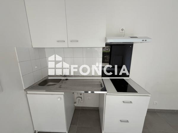 Location Studio 27.5 m² - 3 RUE PINGUET GUINDON Tours 37100