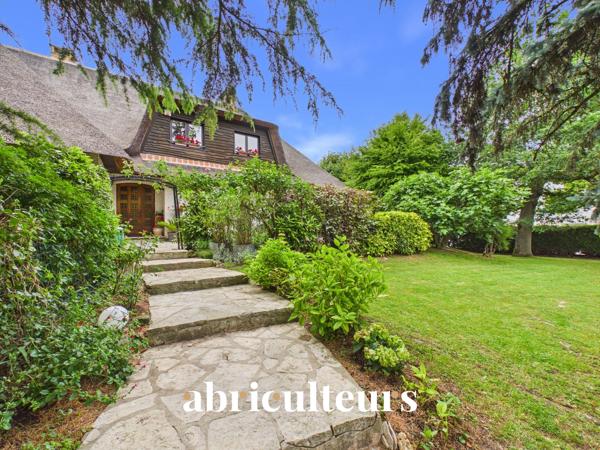 Magnifique Propriété Familiale de charme de 310 m² avec piscine et magnifique jardin arboré en vente à Yerres (91)