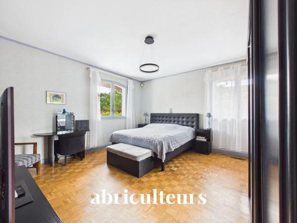 Magnifique Propriété Familiale de charme de 310 m² avec piscine et magnifique jardin arboré en vente à Yerres (91)