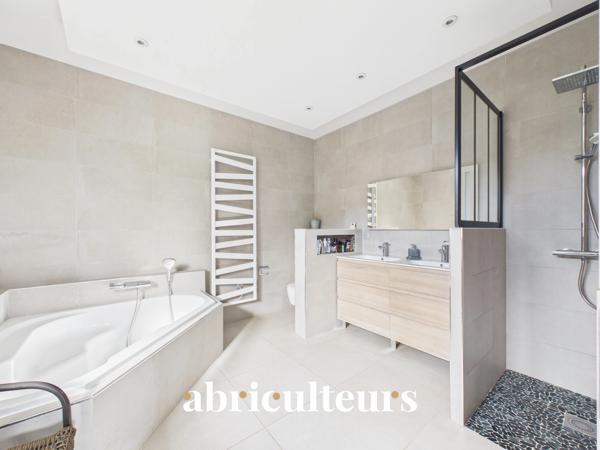 Magnifique Propriété Familiale de charme de 310 m² avec piscine et magnifique jardin arboré en vente à Yerres (91)