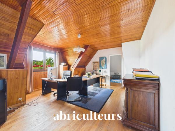 Magnifique Propriété Familiale de charme de 310 m² avec piscine et magnifique jardin arboré en vente à Yerres (91)