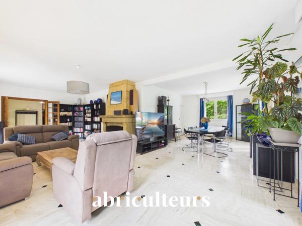 Magnifique Propriété Familiale de charme de 310 m² avec piscine et magnifique jardin arboré en vente à Yerres (91)