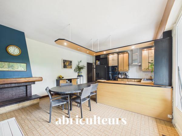 Magnifique Propriété Familiale de charme de 310 m² avec piscine et magnifique jardin arboré en vente à Yerres (91)