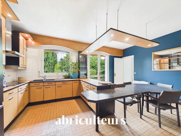 Magnifique Propriété Familiale de charme de 310 m² avec piscine et magnifique jardin arboré en vente à Yerres (91)
