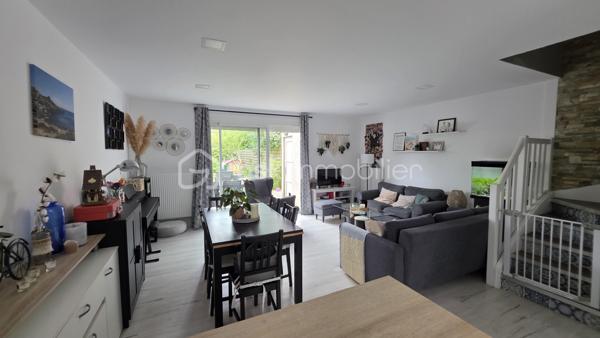 Au coeur du village Kaufman de St Germain, maison mitoyenne édifiée sur un terrain de 160 m2.

Entrée, buanderie, WC, cuisine équipée ouverte sur un beau séjour de 30 m2 environ. Terrasse et jardin.
A l'étage, 3 chambres, une SDB et rangements. 
Dans les combles aménagés, 4ème chambre.

Une maison coup de coeur ! au goût du jour. Prestations de qualité : double vitrage, radiateurs changés, pompe à chaleur réversible dans les combles.

Maison familiale dans un secteur CALME. Ecoles et commerces à pied. 

Box privatif en option. Plus d'info par téléphone.