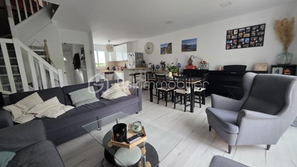 Au coeur du village Kaufman de St Germain, maison mitoyenne édifiée sur un terrain de 160 m2.

Entrée, buanderie, WC, cuisine équipée ouverte sur un beau séjour de 30 m2 environ. Terrasse et jardin.
A l'étage, 3 chambres, une SDB et rangements. 
Dans les combles aménagés, 4ème chambre.

Une maison coup de coeur ! au goût du jour. Prestations de qualité : double vitrage, radiateurs changés, pompe à chaleur réversible dans les combles.

Maison familiale dans un secteur CALME. Ecoles et commerces à pied. 

Box privatif en option. Plus d'info par téléphone.