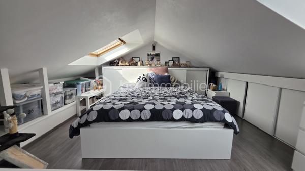 Au coeur du village Kaufman de St Germain, maison mitoyenne édifiée sur un terrain de 160 m2.

Entrée, buanderie, WC, cuisine équipée ouverte sur un beau séjour de 30 m2 environ. Terrasse et jardin.
A l'étage, 3 chambres, une SDB et rangements. 
Dans les combles aménagés, 4ème chambre.

Une maison coup de coeur ! au goût du jour. Prestations de qualité : double vitrage, radiateurs changés, pompe à chaleur réversible dans les combles.

Maison familiale dans un secteur CALME. Ecoles et commerces à pied. 

Box privatif en option. Plus d'info par téléphone.