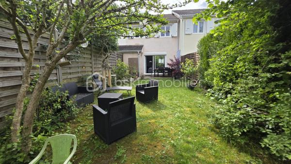 Au coeur du village Kaufman de St Germain, maison mitoyenne édifiée sur un terrain de 160 m2.

Entrée, buanderie, WC, cuisine équipée ouverte sur un beau séjour de 30 m2 environ. Terrasse et jardin.
A l'étage, 3 chambres, une SDB et rangements. 
Dans les combles aménagés, 4ème chambre.

Une maison coup de coeur ! au goût du jour. Prestations de qualité : double vitrage, radiateurs changés, pompe à chaleur réversible dans les combles.

Maison familiale dans un secteur CALME. Ecoles et commerces à pied. 

Box privatif en option. Plus d'info par téléphone.
