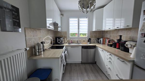 Au coeur du village Kaufman de St Germain, maison mitoyenne édifiée sur un terrain de 160 m2.

Entrée, buanderie, WC, cuisine équipée ouverte sur un beau séjour de 30 m2 environ. Terrasse et jardin.
A l'étage, 3 chambres, une SDB et rangements. 
Dans les combles aménagés, 4ème chambre.

Une maison coup de coeur ! au goût du jour. Prestations de qualité : double vitrage, radiateurs changés, pompe à chaleur réversible dans les combles.

Maison familiale dans un secteur CALME. Ecoles et commerces à pied. 

Box privatif en option. Plus d'info par téléphone.