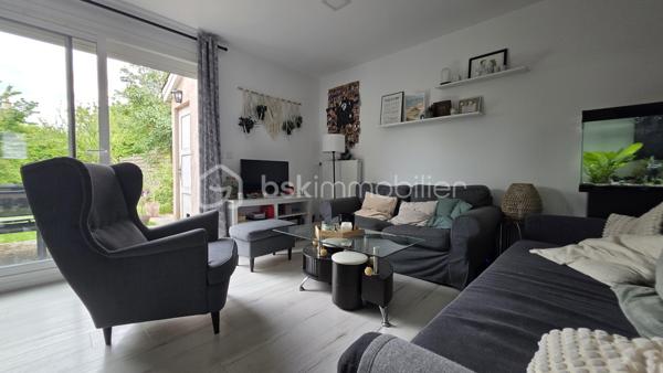 Au coeur du village Kaufman de St Germain, maison mitoyenne édifiée sur un terrain de 160 m2.

Entrée, buanderie, WC, cuisine équipée ouverte sur un beau séjour de 30 m2 environ. Terrasse et jardin.
A l'étage, 3 chambres, une SDB et rangements. 
Dans les combles aménagés, 4ème chambre.

Une maison coup de coeur ! au goût du jour. Prestations de qualité : double vitrage, radiateurs changés, pompe à chaleur réversible dans les combles.

Maison familiale dans un secteur CALME. Ecoles et commerces à pied. 

Box privatif en option. Plus d'info par téléphone.