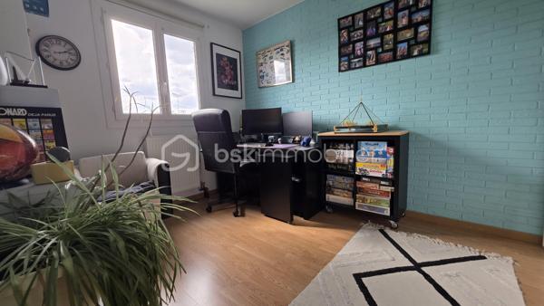 Au coeur du village Kaufman de St Germain, maison mitoyenne édifiée sur un terrain de 160 m2.

Entrée, buanderie, WC, cuisine équipée ouverte sur un beau séjour de 30 m2 environ. Terrasse et jardin.
A l'étage, 3 chambres, une SDB et rangements. 
Dans les combles aménagés, 4ème chambre.

Une maison coup de coeur ! au goût du jour. Prestations de qualité : double vitrage, radiateurs changés, pompe à chaleur réversible dans les combles.

Maison familiale dans un secteur CALME. Ecoles et commerces à pied. 

Box privatif en option. Plus d'info par téléphone.