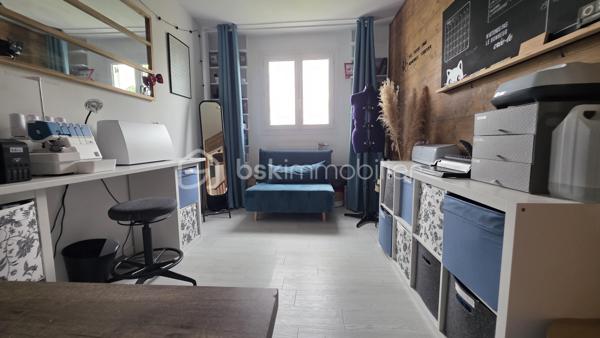 Au coeur du village Kaufman de St Germain, maison mitoyenne édifiée sur un terrain de 160 m2.

Entrée, buanderie, WC, cuisine équipée ouverte sur un beau séjour de 30 m2 environ. Terrasse et jardin.
A l'étage, 3 chambres, une SDB et rangements. 
Dans les combles aménagés, 4ème chambre.

Une maison coup de coeur ! au goût du jour. Prestations de qualité : double vitrage, radiateurs changés, pompe à chaleur réversible dans les combles.

Maison familiale dans un secteur CALME. Ecoles et commerces à pied. 

Box privatif en option. Plus d'info par téléphone.
